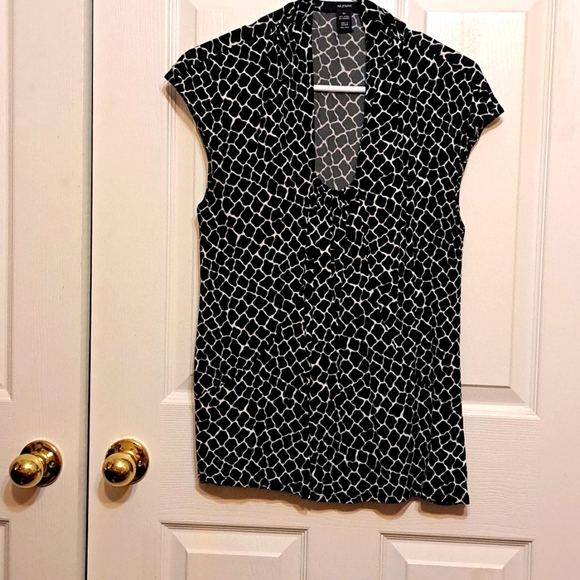 🌴 Wrinkle-Free Top - Picture 2 of 6